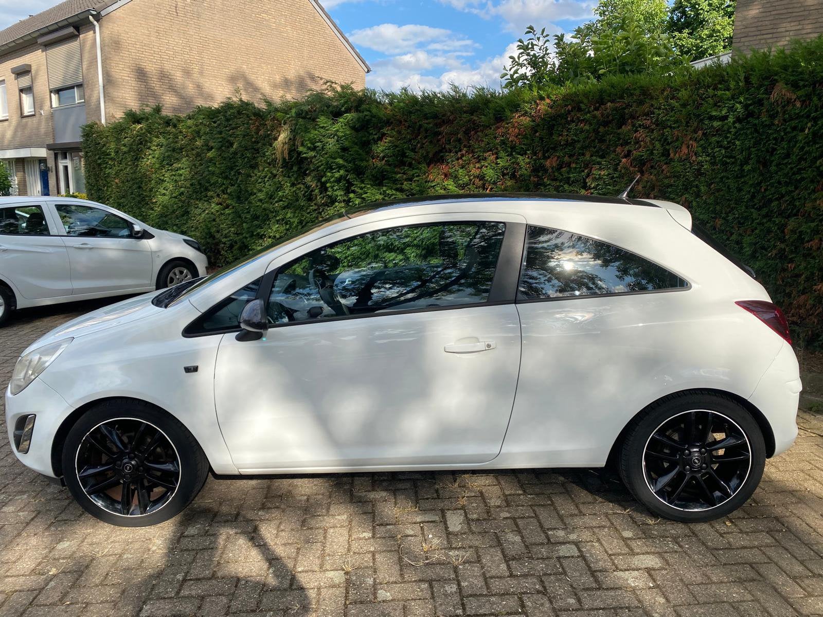 Opel Corsa 1.4 Cosmo (2012) - APK tot mei 2027 | touchscreen, Auto's, Opel, Voorwielaandrijving, 40 €/maand, 1398 cc, Wit