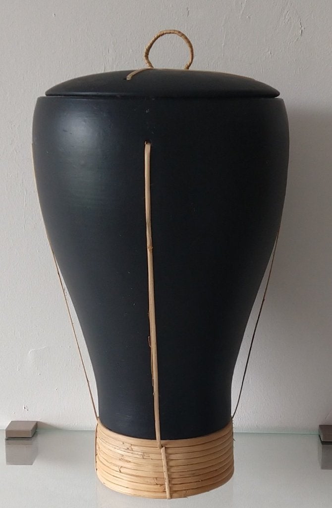sierpot aardewerk zwart/grijs met rotan afgezet, volgnr 13, Zwart, Aardewerk of Porselein, Ophalen of Verzenden, Zo goed als nieuw