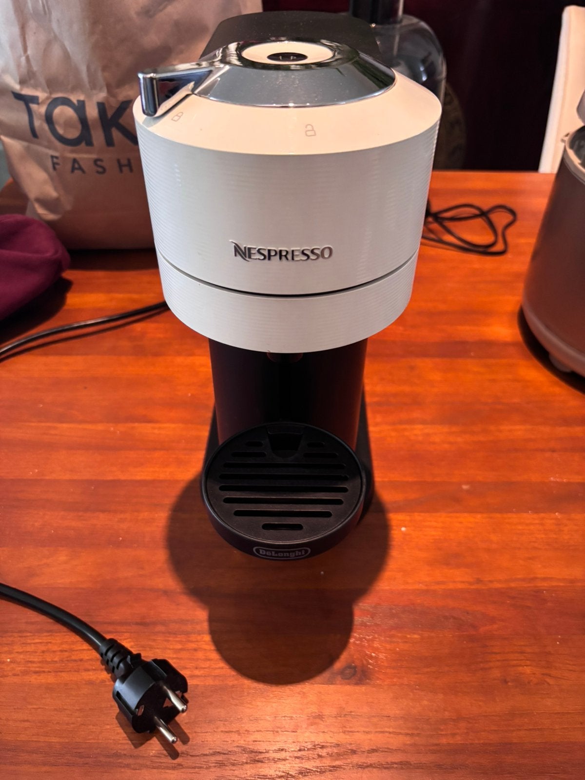 Nespresso DeLonghi, Ophalen of Verzenden, Zo goed als nieuw, Koffiemachine
