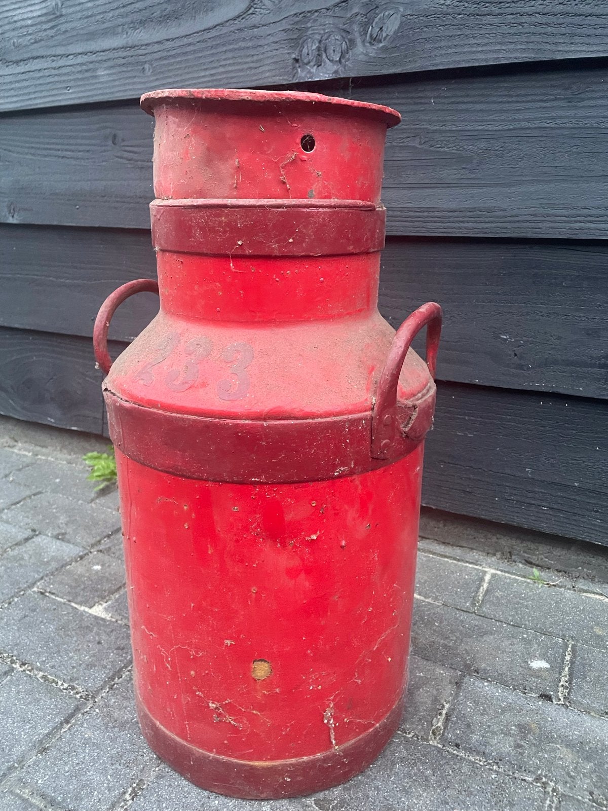 Antieke rode melkbus met nummer 233, Ophalen