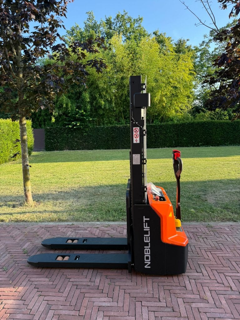 NOBLELIFT SWB-130D elektrische stapelaar 1.300 kg h 4.200 mm, Stapelaar, Ophalen of Verzenden, 1000 tot 2000 kg, Noblelift