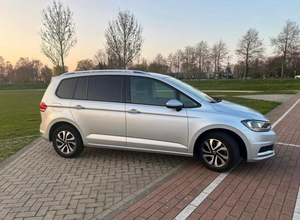 Volkswagen Touran 1.5 TSI 150pk BMT DSG 7pl 2023 Grijs, 1498 cc, 4 cilinders, 7 stoelen, Particulier