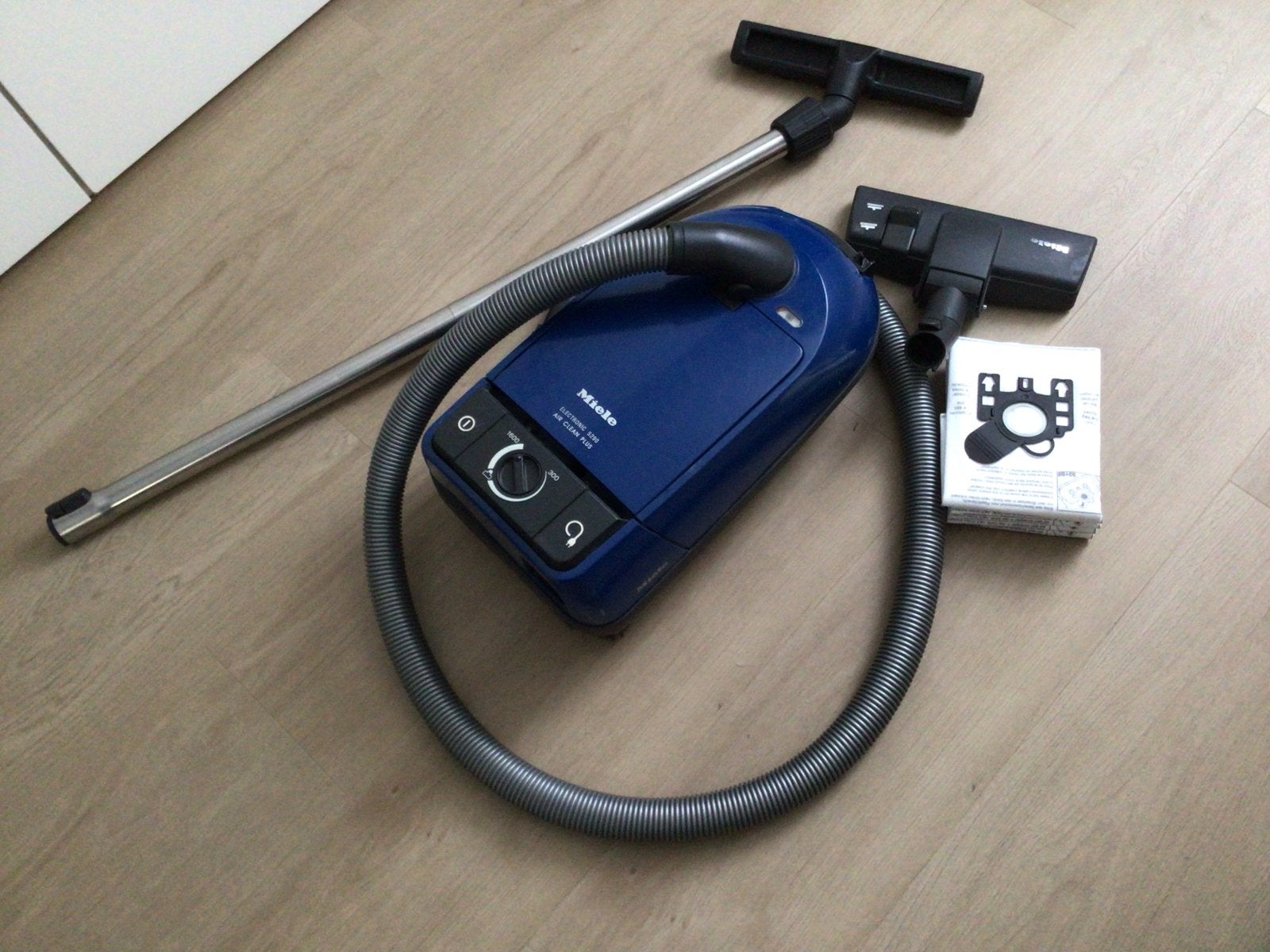 Miele Stofzuiger S290 Air Clean Plus met borstel en zakken, Inclusief accessoires, Gebruikt, Miele, Sledestofzuiger