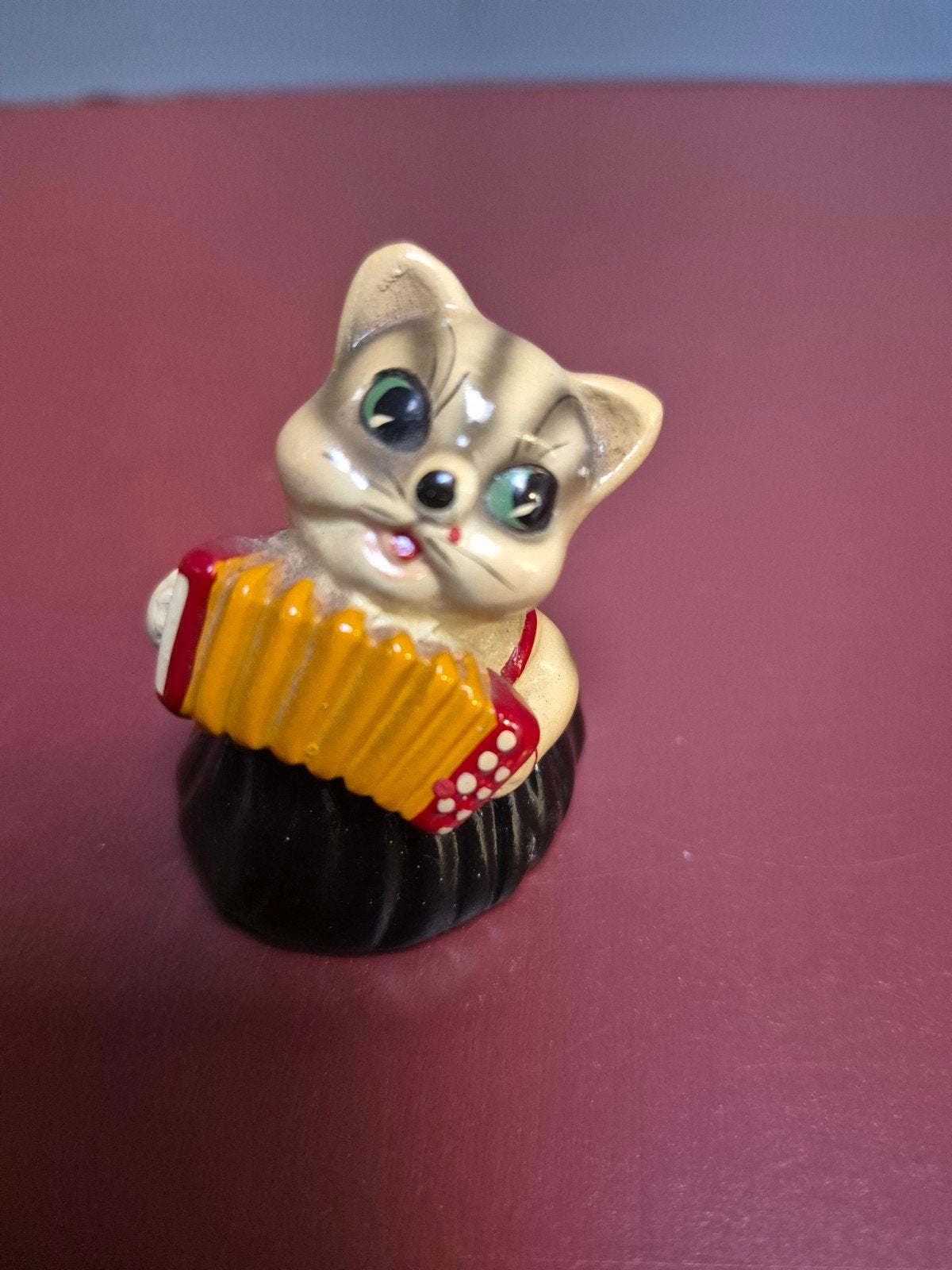 Vintage kattenbeeldje met accordeon en puntenslijper, Ophalen of Verzenden, Zo goed als nieuw