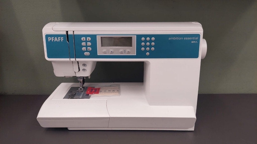 Pfaff ambition essential, Hobby en Vrije tijd, Naaimachines en Toebehoren, Ophalen of Verzenden, Zo goed als nieuw, Naaimachine