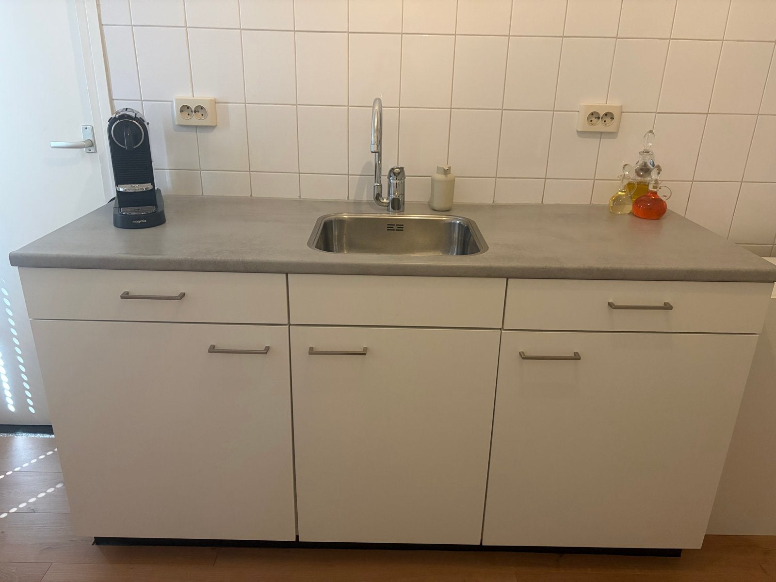 Compacte witte keuken met spoelbak en grijs werkblad, Ophalen, Gebruikt, Wit, Enkelwandige keuken