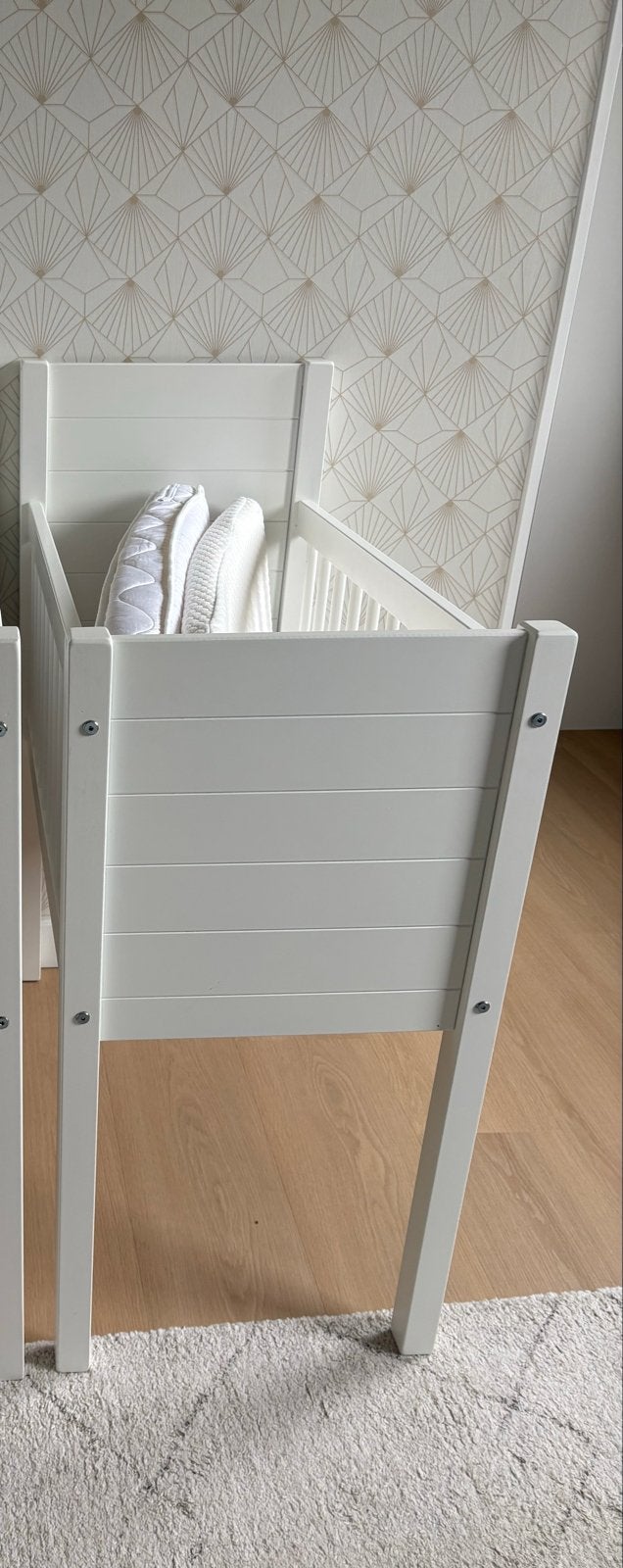 Kidsmill Wiegje Wit met 2 Matrasjes (incl. Aerosleep), Huis en Inrichting, Slaapkamer | Bedden, Ophalen, Gebruikt, Eenpersoons