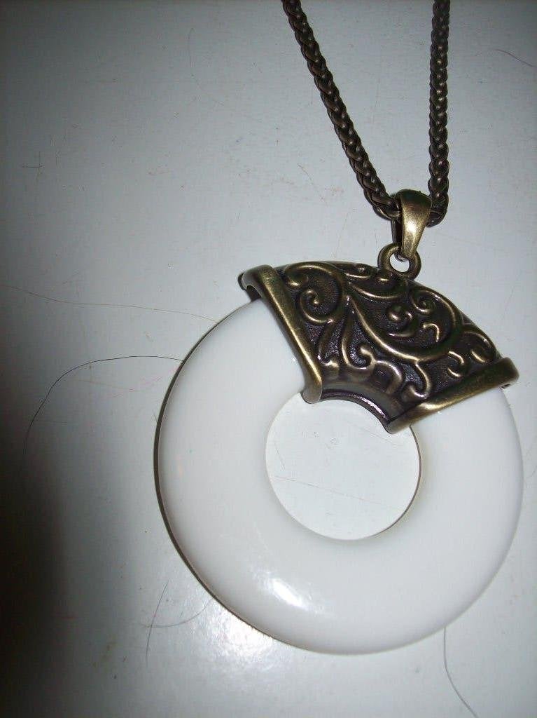 Ketting Goudkleur Mooie Witte steen Krans hanger Fraai model, Sieraden, Tassen en Uiterlijk, Kettingen, Overige kleuren, Verzenden
