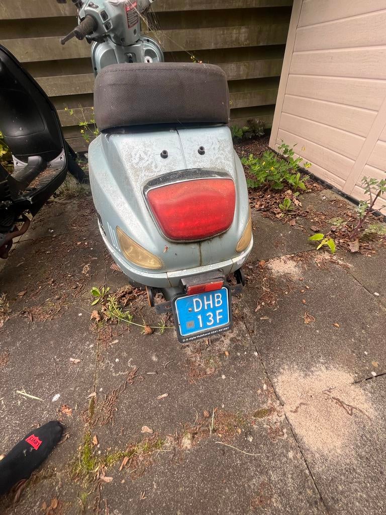 Oude scooter voor onderdelen of oud ijzer, Ophalen of Verzenden, Zo goed als nieuw, Benzine, Overige merken