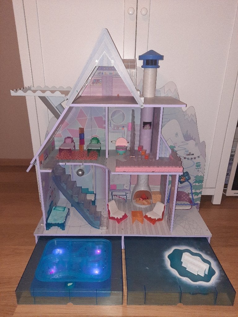L.O.L winterchalet poppenhuis incl. meubeltjes, Ophalen, Zo goed als nieuw, Poppenhuis