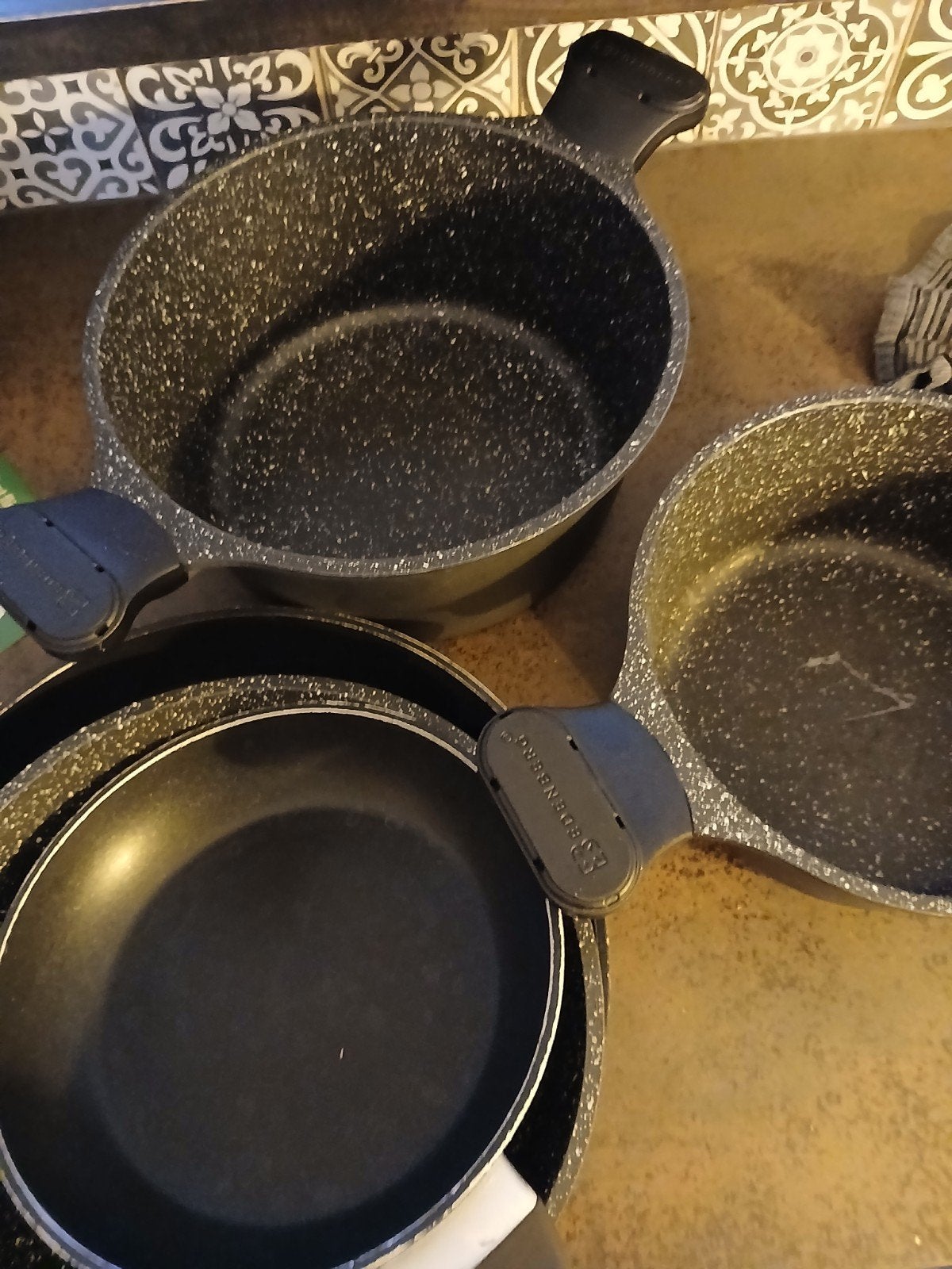 Gebruikte aluminium pannen - gratis voor metaalverzamelaar, Huis en Inrichting, Ophalen, Gebruikt, Aluminium, Pannenset
