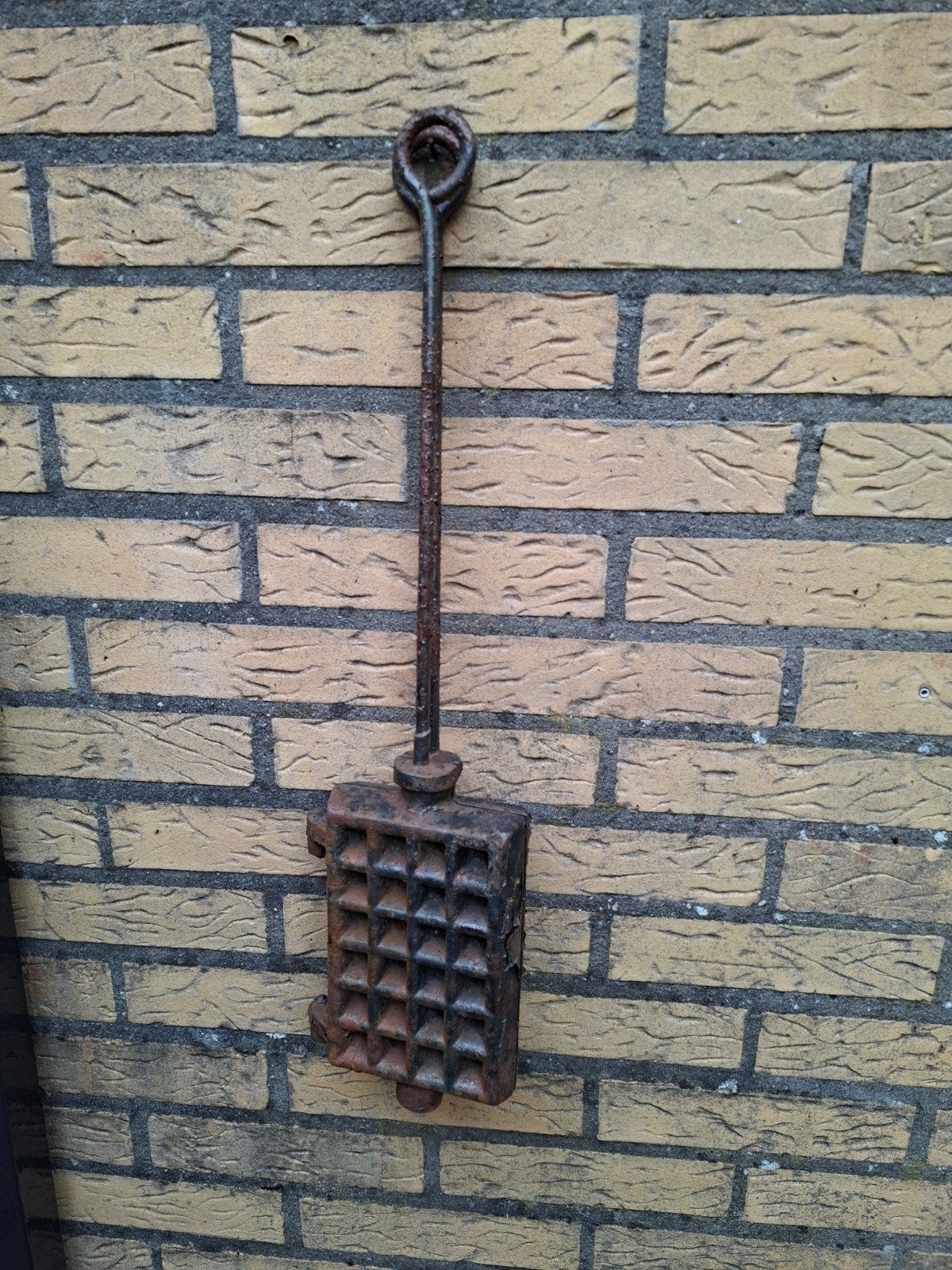Antieke wafelijzers en poffertjespan, Ophalen