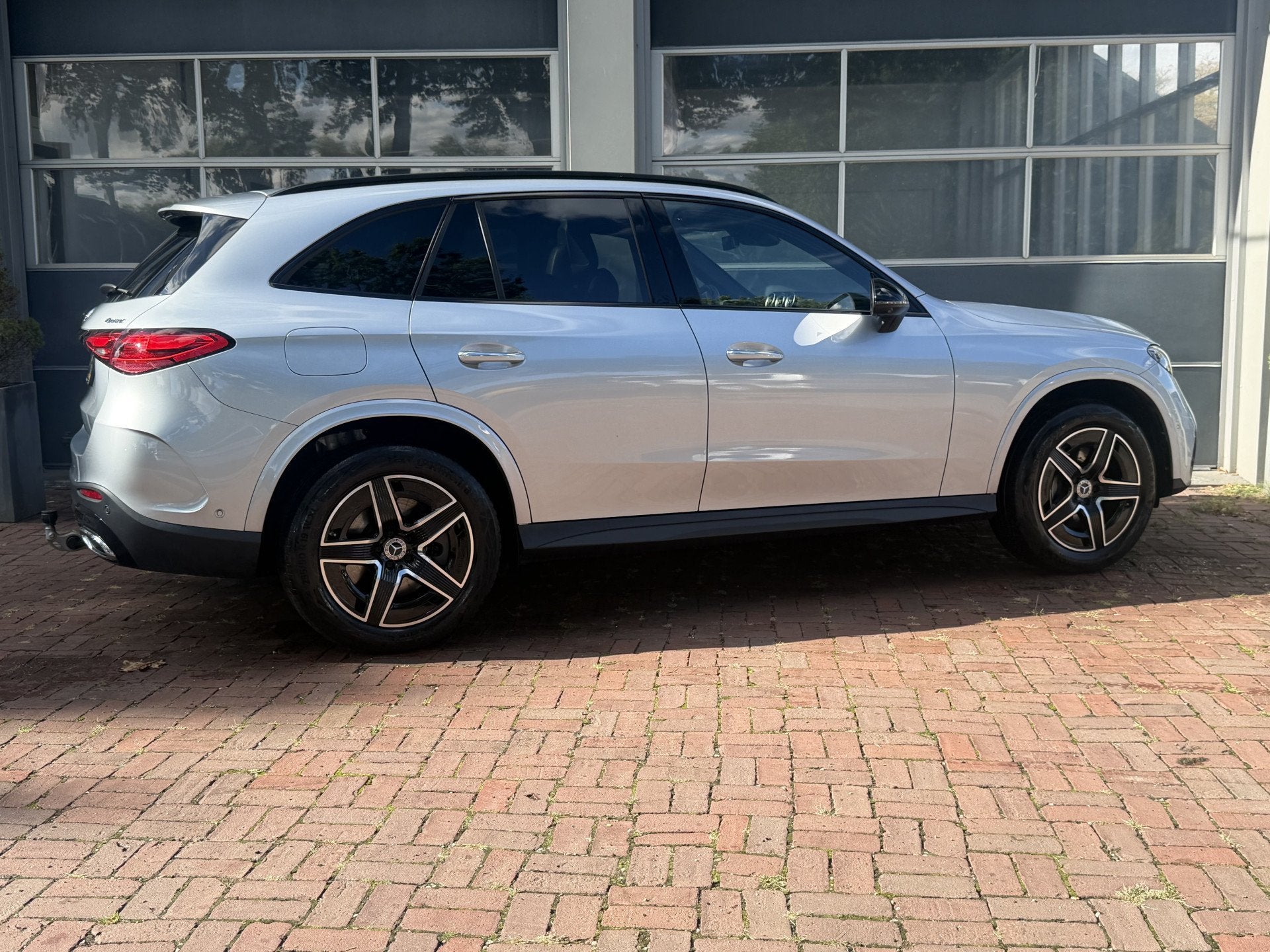 Mercedes-Benz GLC 300e 4MATIC AMG Line | Panorama | Burmeste, Auto's, Mercedes-Benz, Automaat, Automatische klimaatregeling, Gebruikt