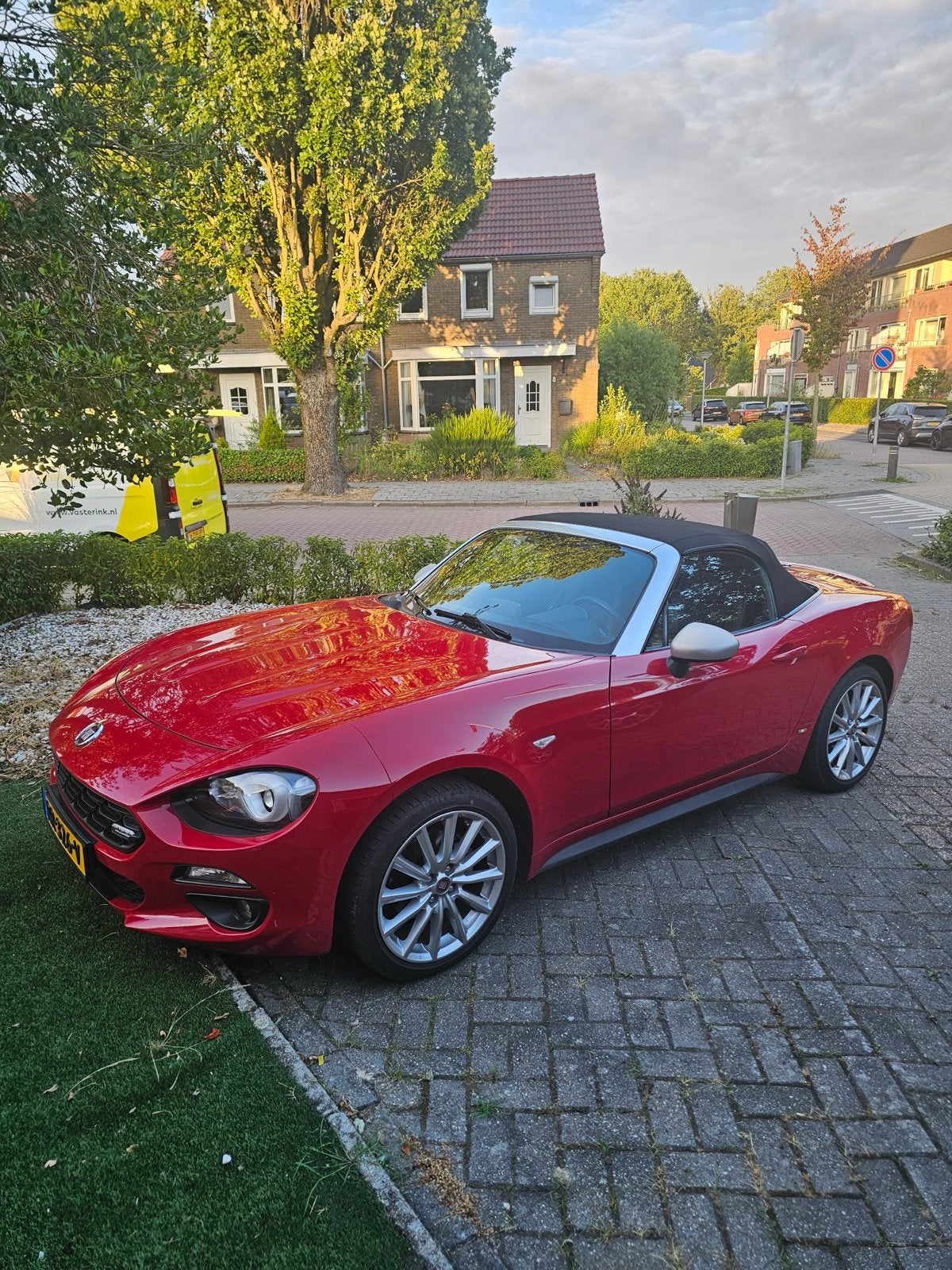 Fiat 124 Spider Lusso 2016 –39.000 km – Squadra Tuned 185 pk, 1025 kg, Achterwielaandrijving, 40 €/maand, Zwart