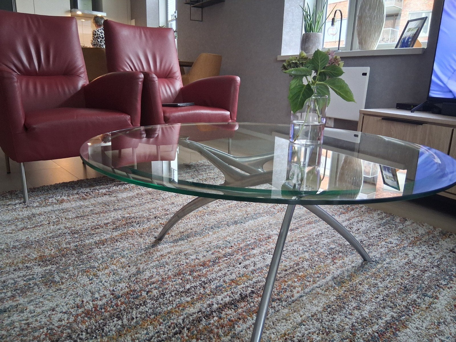 Glazen salontafel met metalen onderstel, Ophalen, 100 tot 150 cm, 50 tot 100 cm, Zo goed als nieuw
