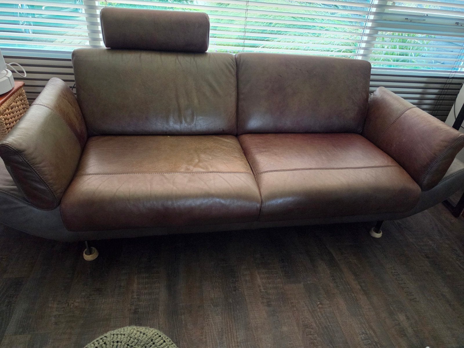Foto 2 van Comfortabele bruine leren tweezitsbank