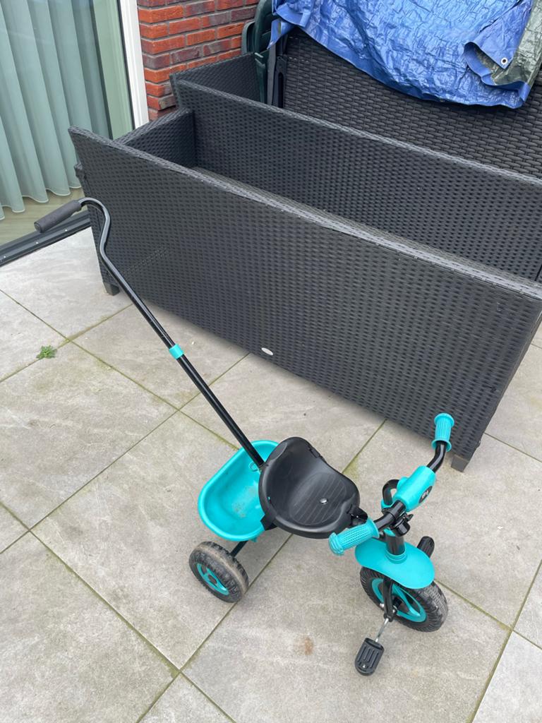 Kinderdriewieler met duwstang - Zo goed als nieuw, Fietsen en Brommers, Fietsen | Driewielers, Ophalen of Verzenden, Zo goed als nieuw