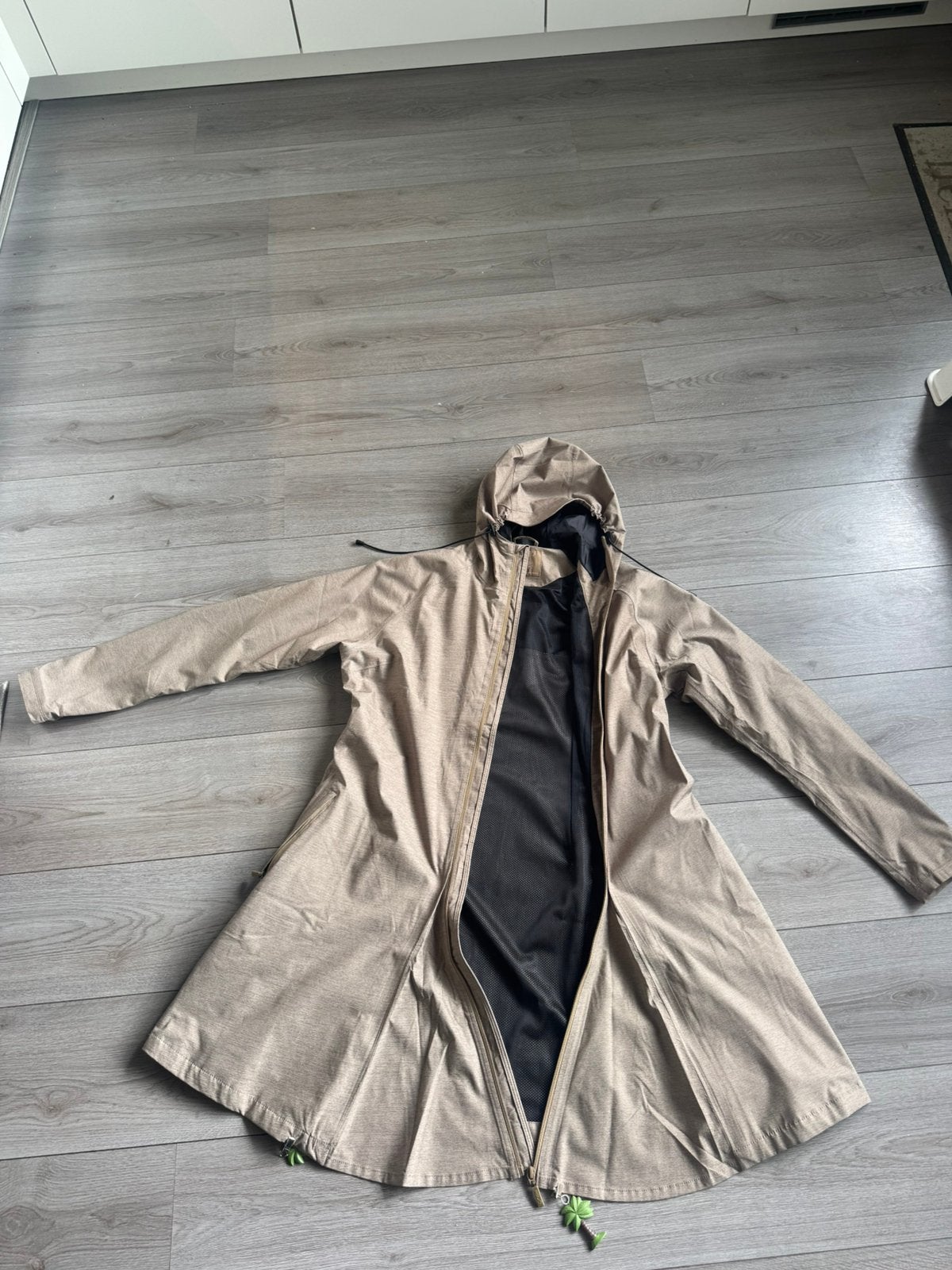 AGU regenjas, Kleding | Dames, Jassen | Zomer, Verzenden, Zo goed als nieuw, Maat 46/48 (XL) of groter, Beige
