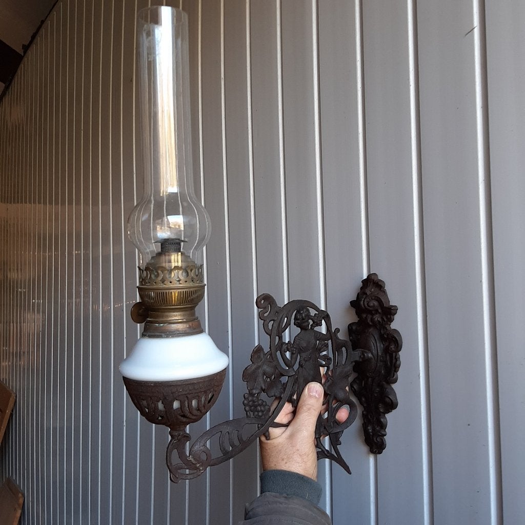 fraai uitgewerkte, antieke olielamphouder + olielamp wand, Antiek en Kunst, Ophalen