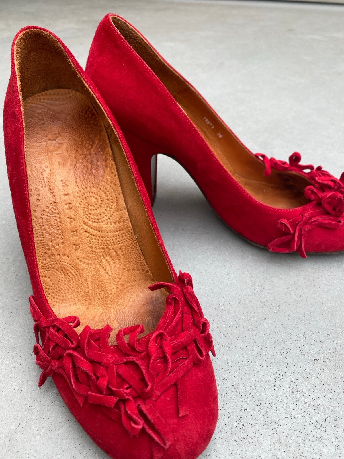 Chie Mihara rode suède pumps - Maat 38, Ophalen of Verzenden, Zo goed als nieuw, Rood, Pumps