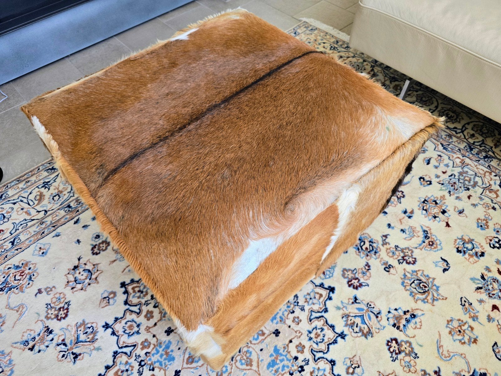 Poef van geitenhuid op skatewielen, Ophalen, Leer, Zo goed als nieuw, 50 tot 75 cm