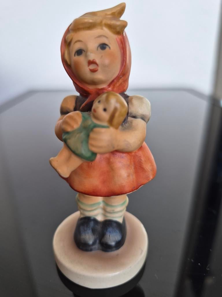 Hummel beeldje meisje met pop - Vintage porselein, Ophalen of Verzenden, Gebruikt