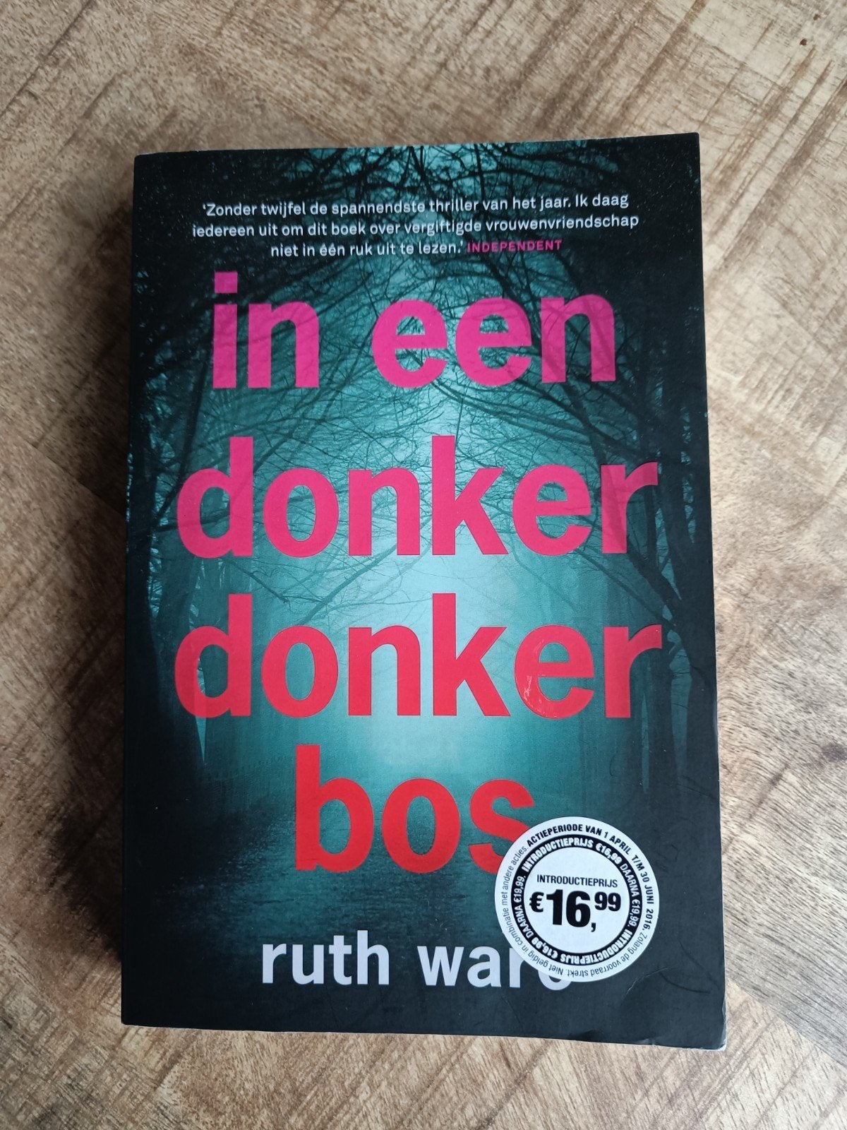 In een donker donker bos. Ruth Ware., Ophalen of Verzenden, Gelezen