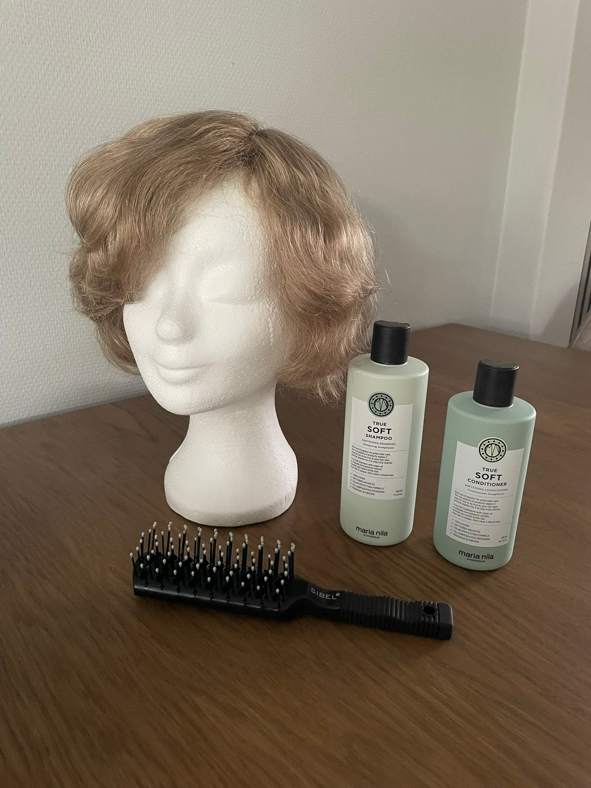 Pruik met standaard, borstel en haarproducten, Ophalen of Verzenden, Zo goed als nieuw, Pruik of Haarverlenging