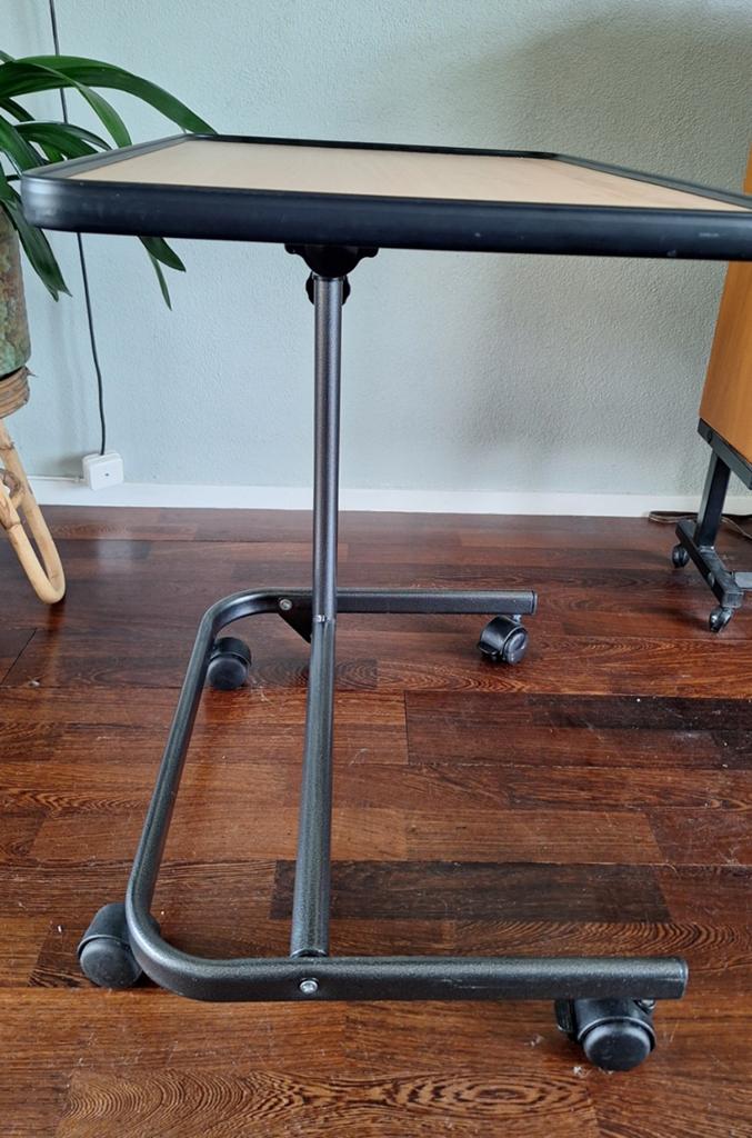 Verstelbare bedtafel / bijzettafel op wielen, Huis en Inrichting, Tafels | Bijzettafels, Ophalen, Zo goed als nieuw, Rond, Minder dan 55 cm