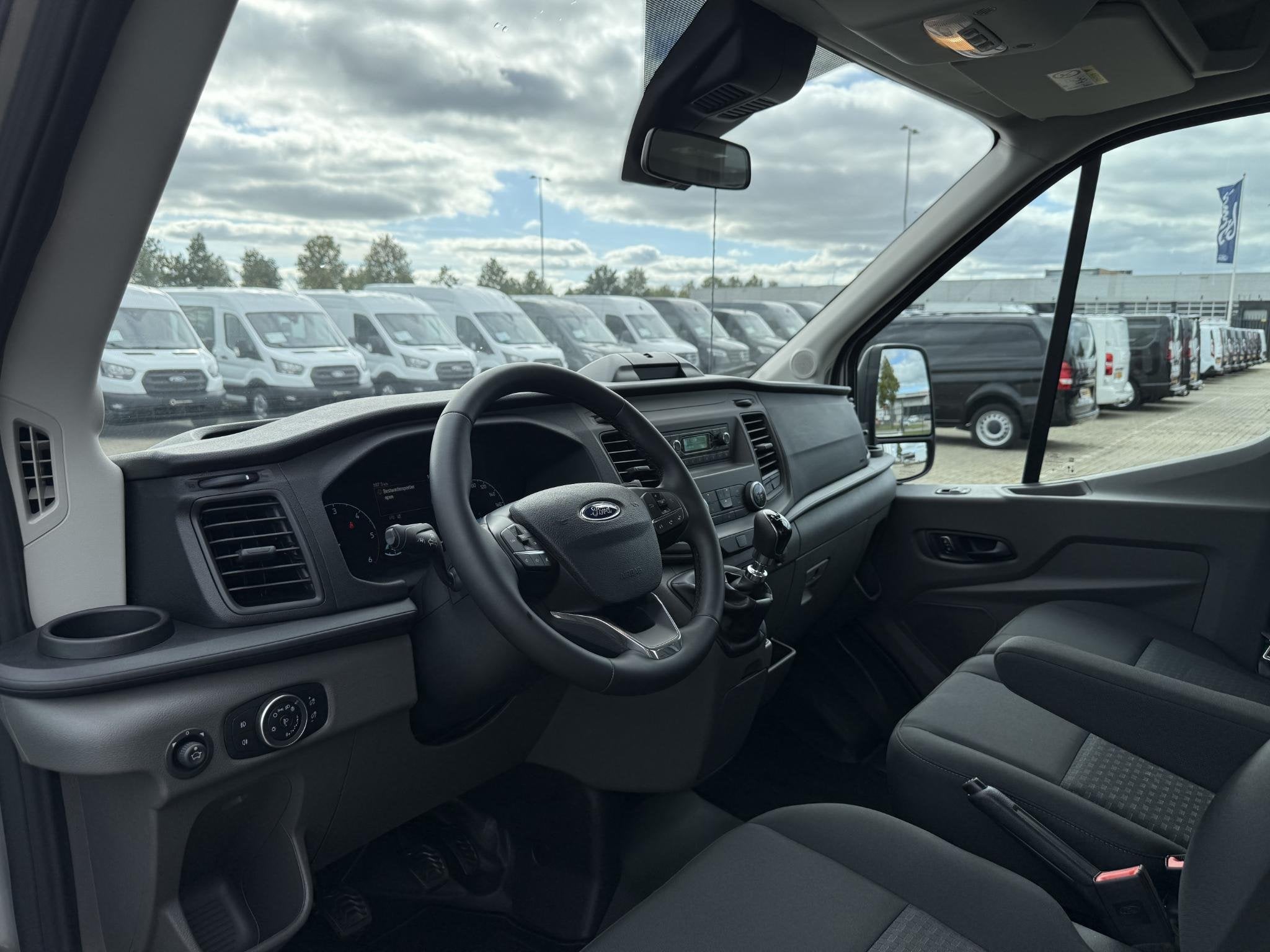 Ford Transit 350 2.0 TDCI | L4 H1 | TREND BAKWAGEN | KARHOF, Voorwielaandrijving, Dealer onderhouden, Stof, 4 cilinders