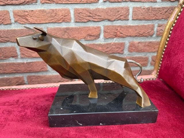 krachtig beeld van een stier, brons en marmer, Ophalen of Verzenden, Brons
