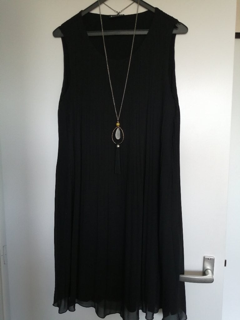 Canda zwarte zomerjurk maat 42 met bijbehorende ketting, Kleding | Dames, Zwart, Maat 42/44 (L), Ophalen of Verzenden, Zo goed als nieuw