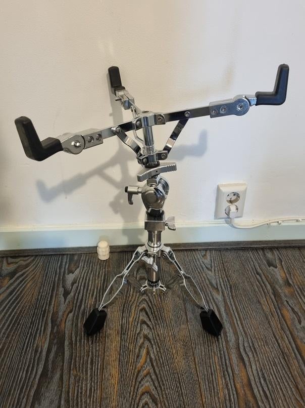 Snarentrom  standaard  Millennium SS-902, Muziek en Instrumenten, Standaards, Ophalen of Verzenden, Zo goed als nieuw, Instrumentstandaard