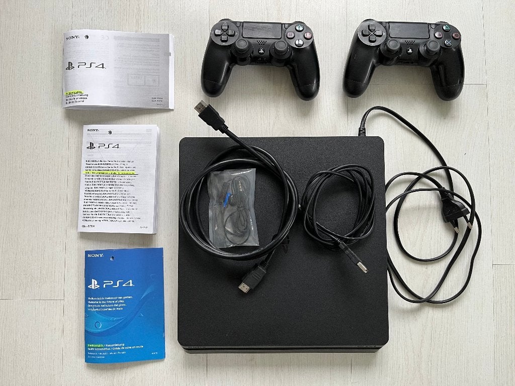 Playstation 4 Slim 500 Gb + 2 controllers + kabels, COMPLEET, Ophalen, Met 2 controllers, Slim, Met harde schijf