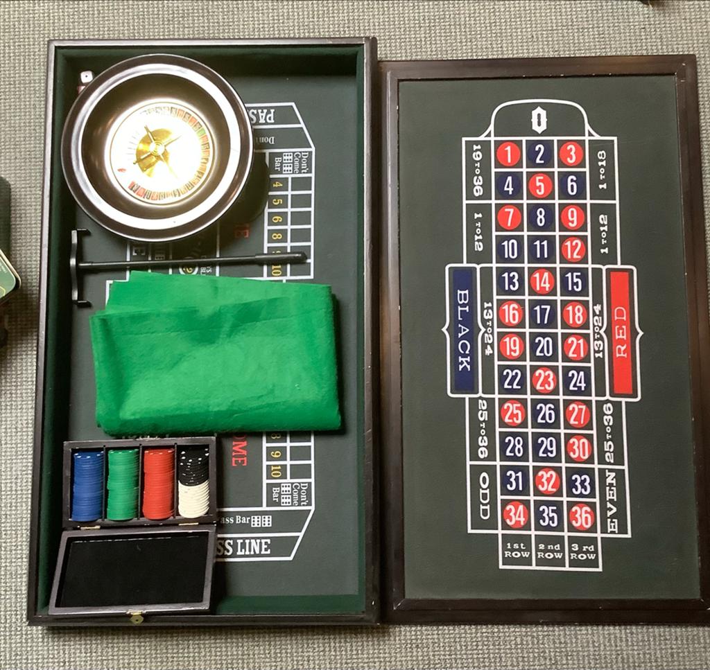Mooi Roulette en Black Jack spel (alleen het balletje mist), Drie of vier spelers, Ophalen, Gebruikt