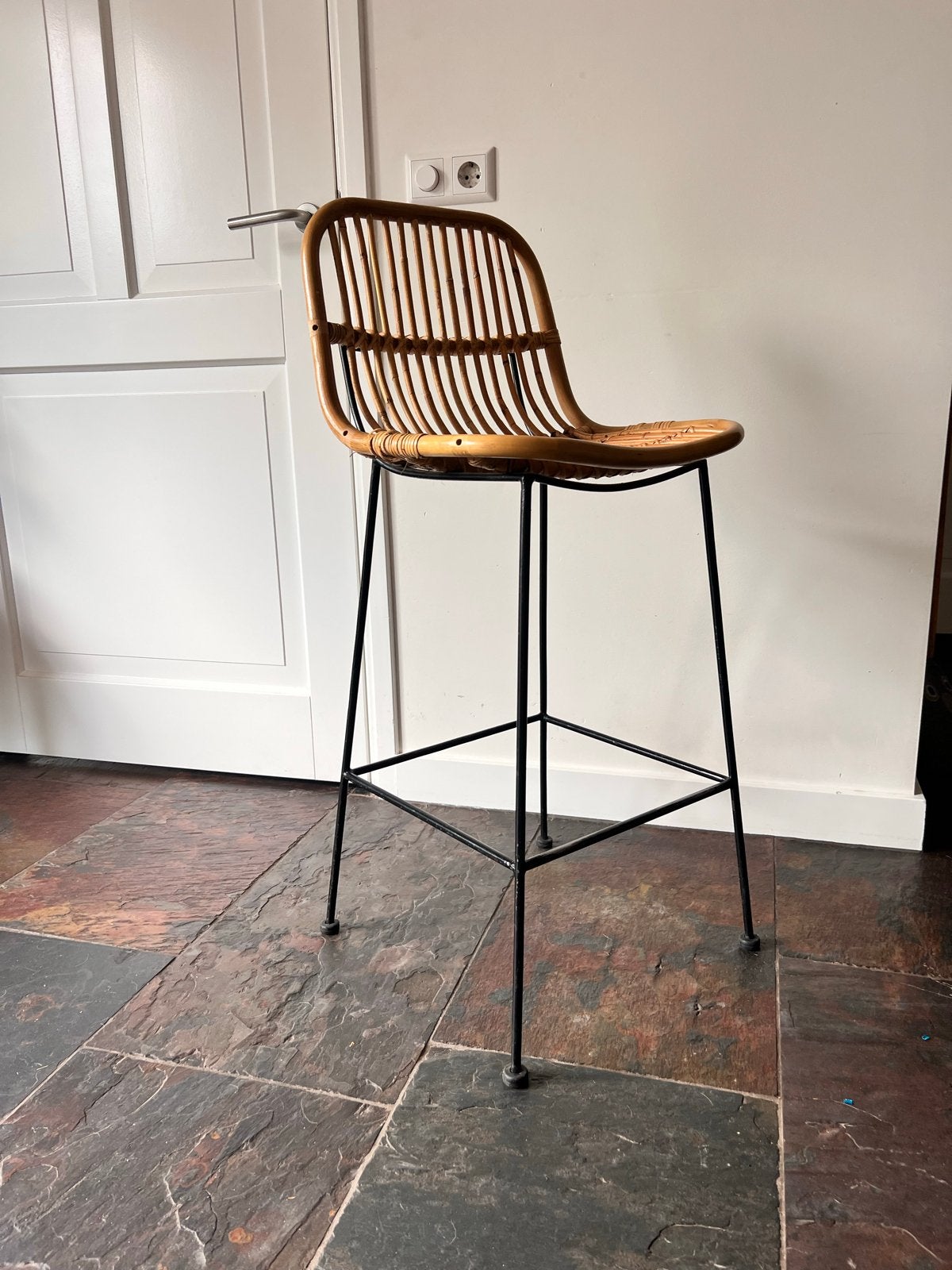 Rotan barkruk met zwart metalen onderstel, Ophalen, Gebruikt, Met voetsteun, 60 tot 90 cm