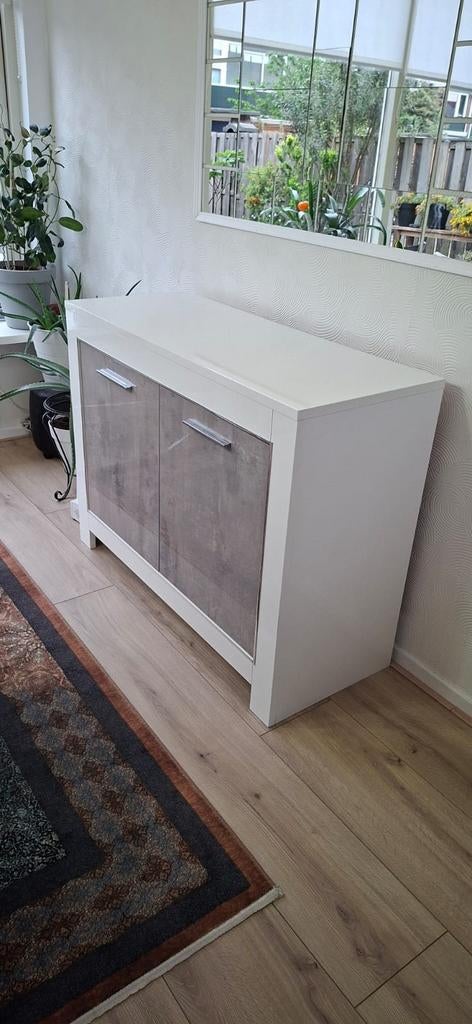 Moderne dressoirkast met 2 deuren - Wit met betonlook, Huis en Inrichting, Kasten | Dressoirs, Ophalen, Overige materialen, Gebruikt