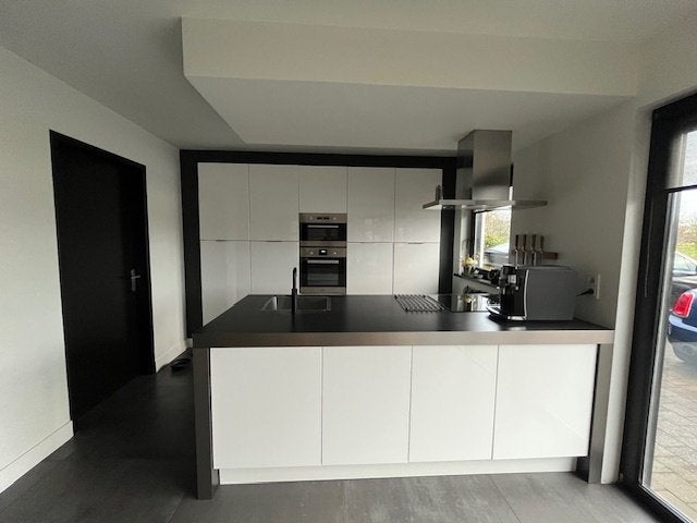 Witte hoogglans keuken met kookeiland en apparatuur, Ophalen, Gebruikt, Overige materialen, Wit