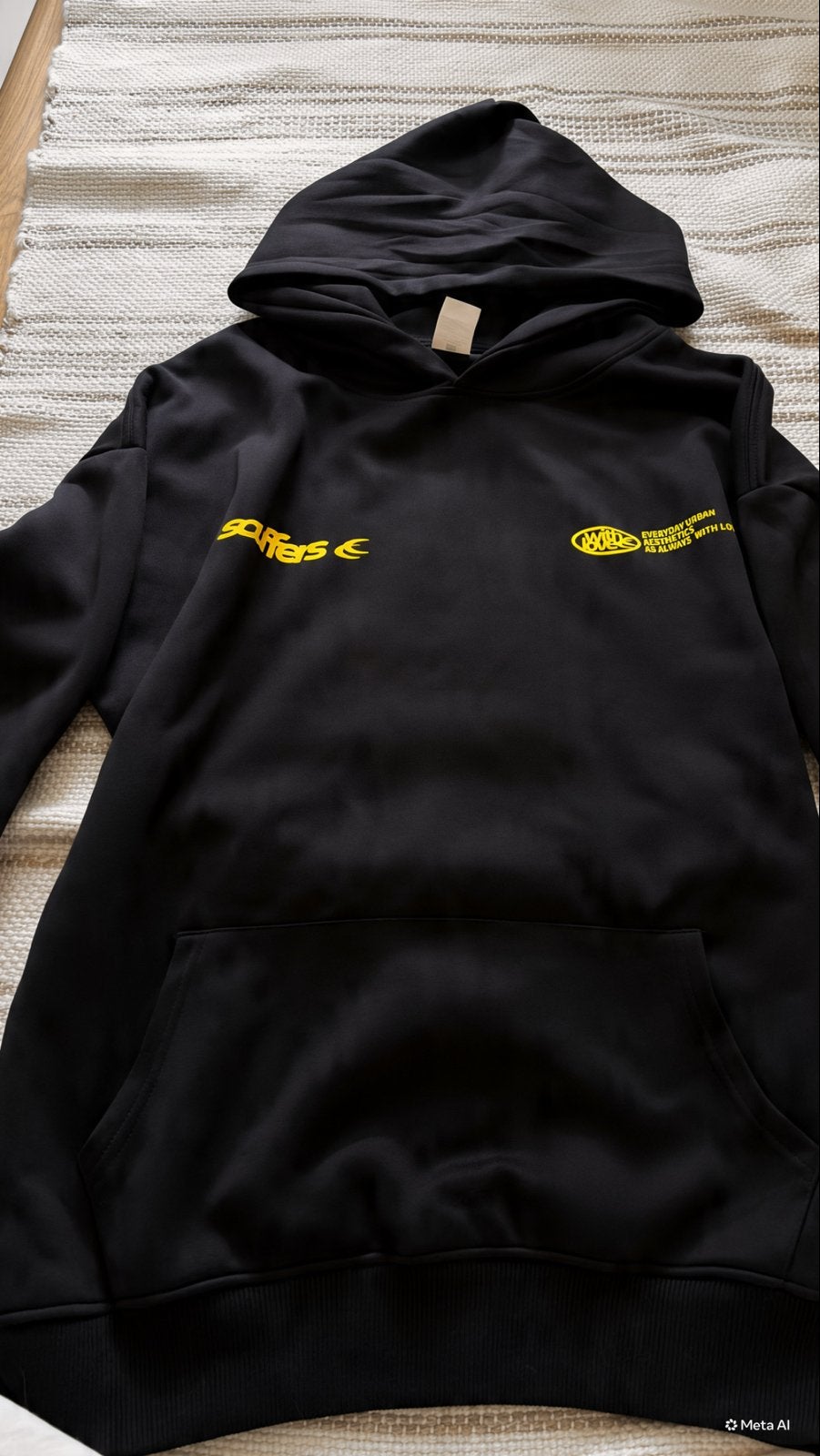 Zwarte hoodie met gele opdruk - Maat S, Ophalen of Verzenden, Zo goed als nieuw