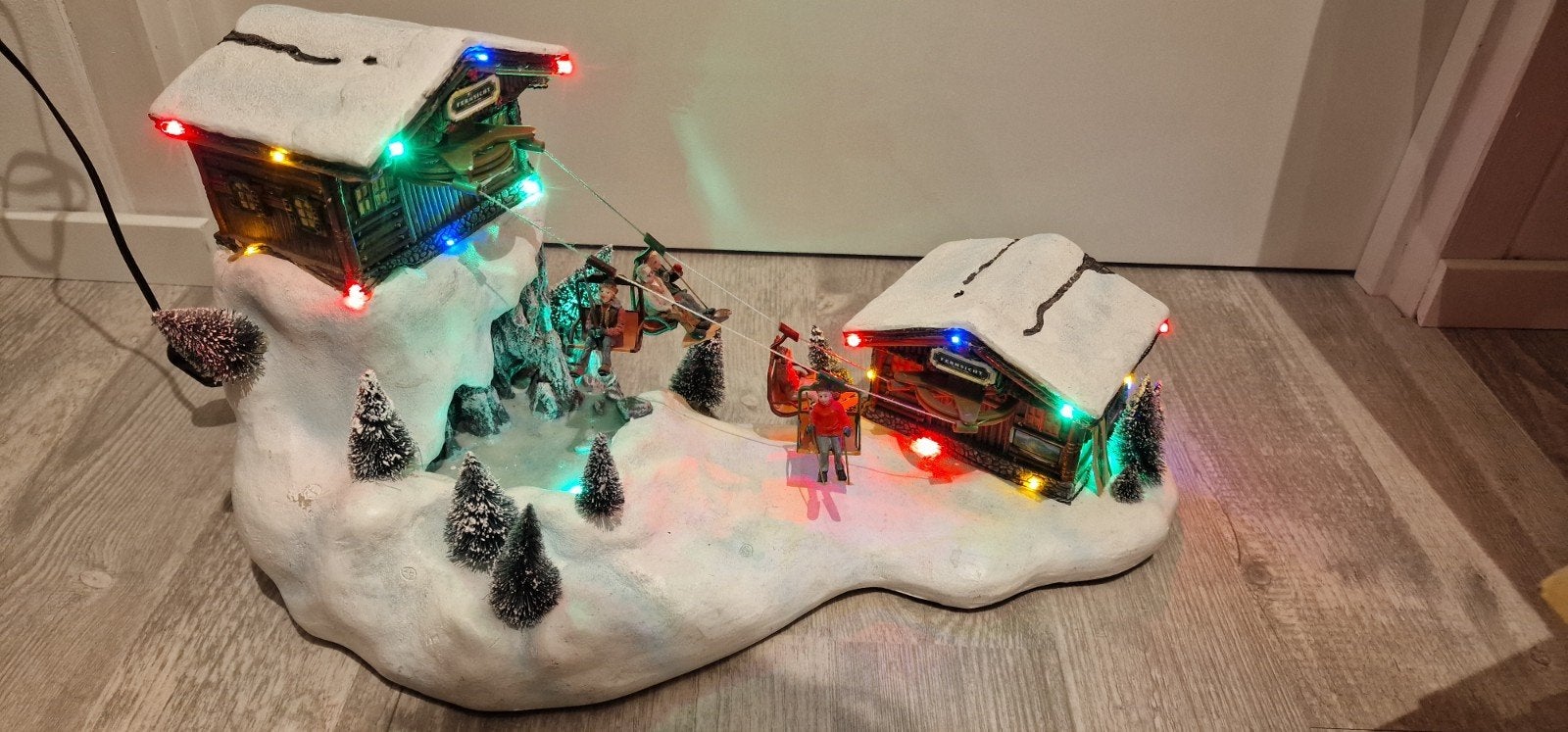 Luville collectables 2 huisjes met lichtjes en stoeltjeslift, Ophalen, Zo goed als nieuw