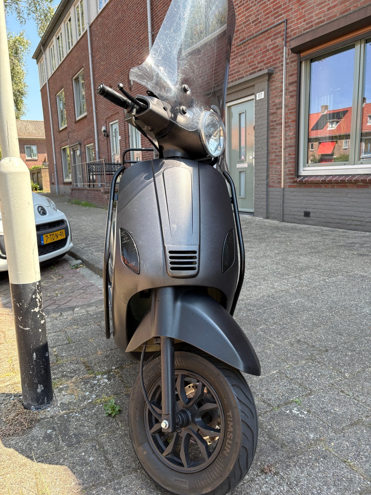 Momo Design Scooter Mat Zwart - Goed Onderhouden, Ophalen of Verzenden, Gebruikt, Benzine, Overige merken