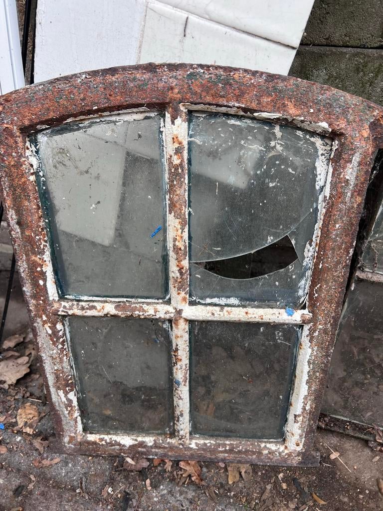 Twee oude stalraampjes - decoratief en authentiek, Doe-het-zelf en Verbouw, Ophalen, Gebruikt, Overige typen, Minder dan 80 cm