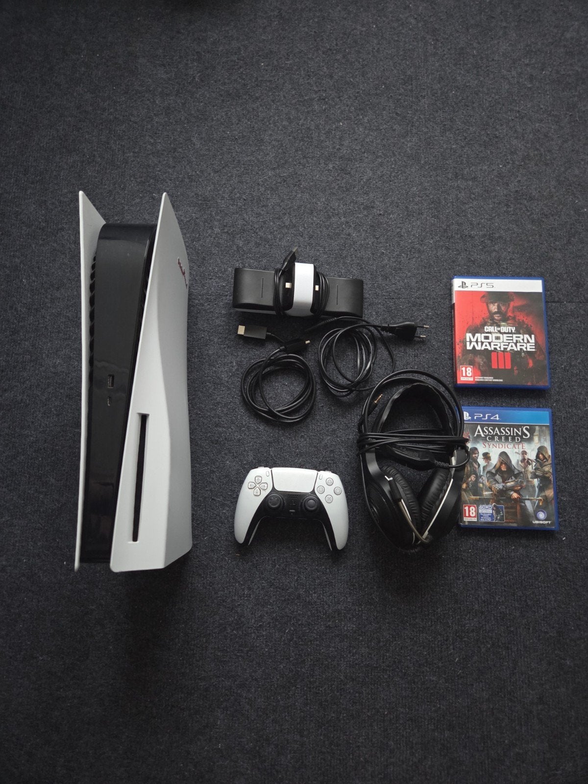 Ps5 disc met oplaadstation en 2 spellen compleet., Spelcomputers en Games, Ophalen, Zo goed als nieuw