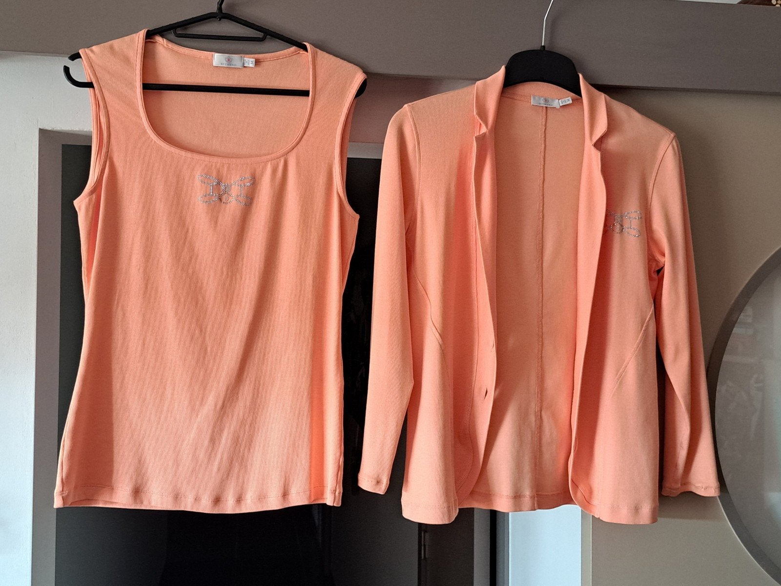 Dismero, zalm/oranje set met strass - Maat M, Maat 38/40 (M), Oranje, Ophalen of Verzenden, Zo goed als nieuw