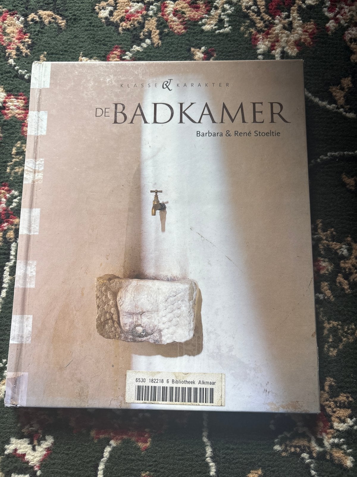 De Badkamer - Klasse & Karakter door Barbara & René Stoeltie, Boeken, Ophalen of Verzenden, Gelezen, Interieur en Design