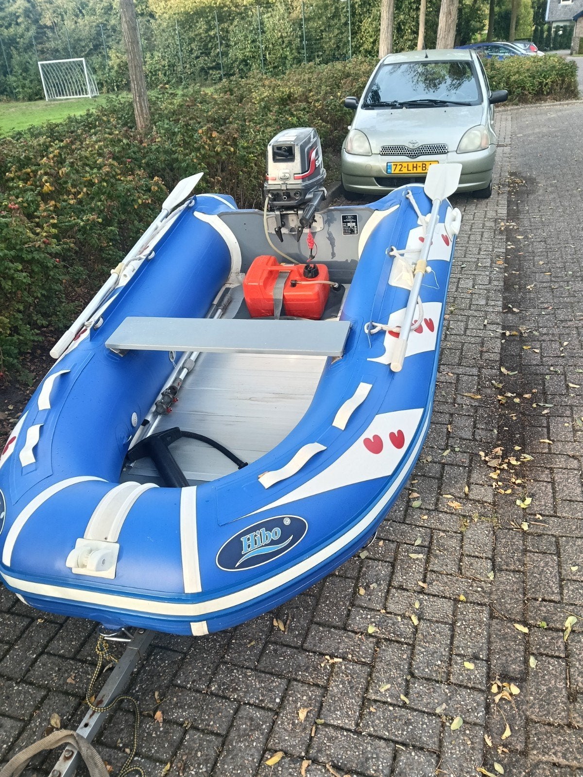 Foto 2 van rubberboot met buitenboordmotor/motor en trailer