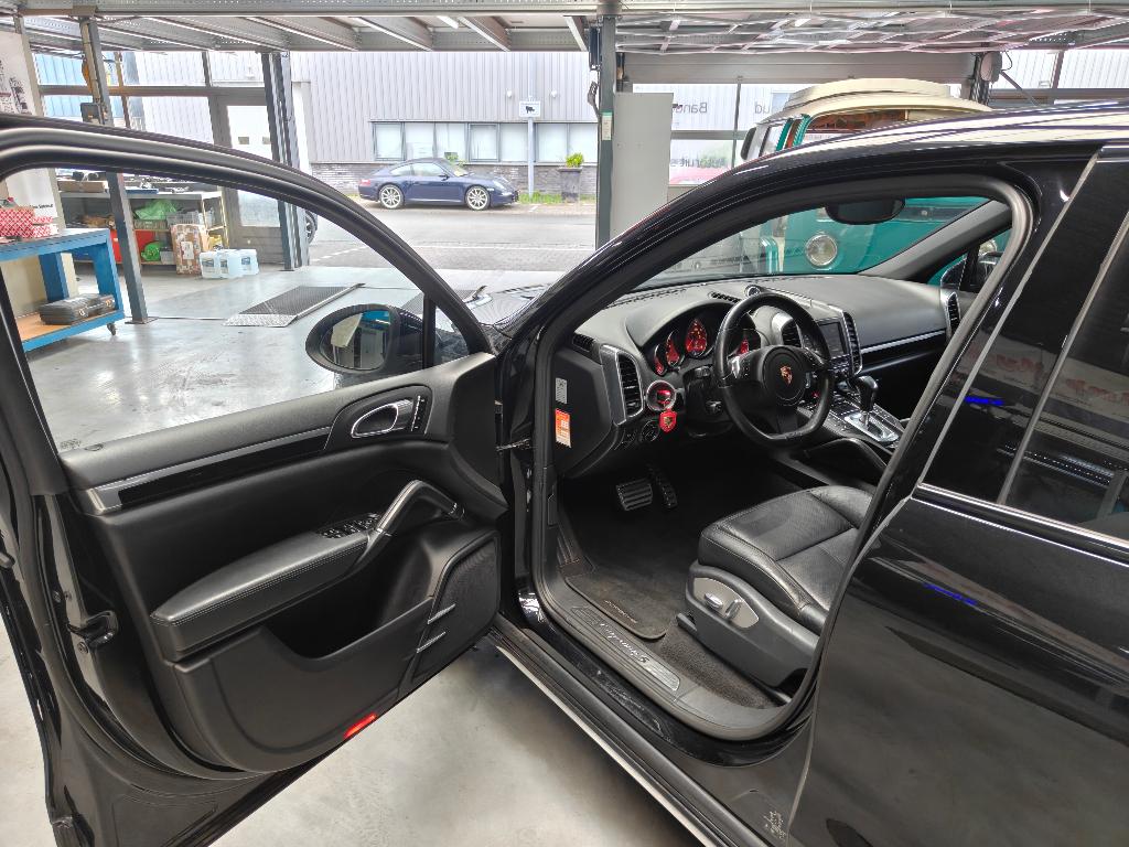 Porsche Cayenne 4.8 S Tiptronic S 2010 Zwart, Automaat, Cayenne, 138 €/maand, Zwart