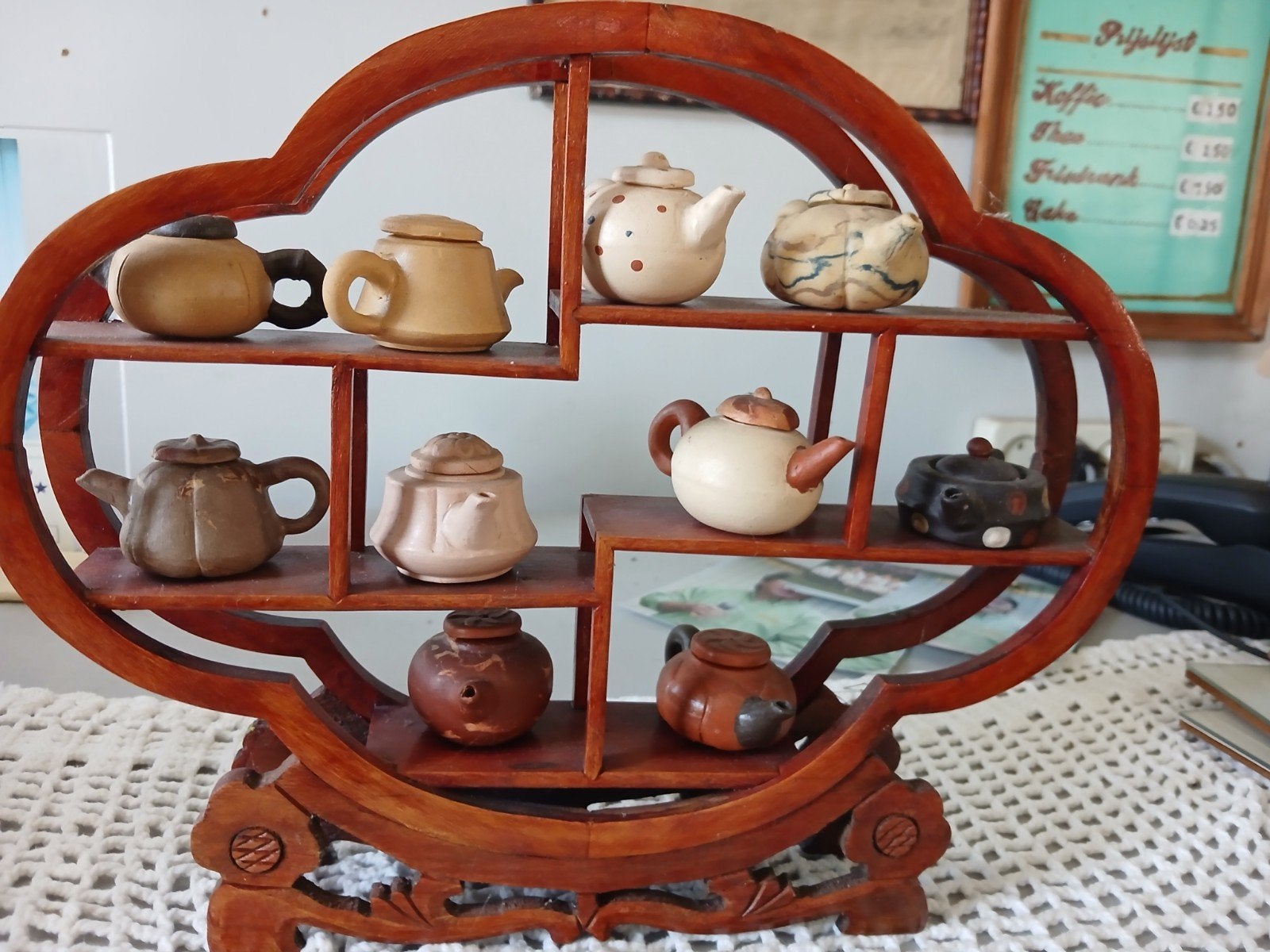 Rekje met miniatuur theepotjes, Ophalen of Verzenden