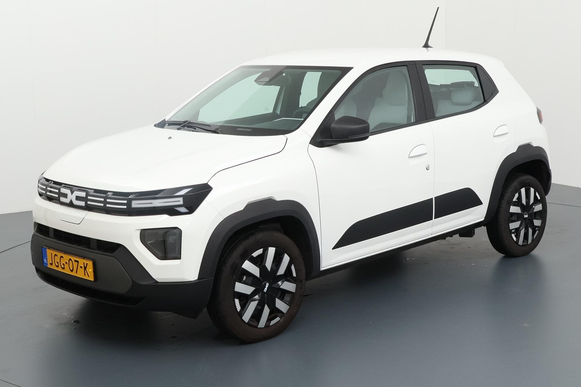 Dacia Spring Expression 65 26.8 kWh Bijna nieuw en volledig, Auto's, Stof, Gebruikt, 4 stoelen, Parkeersensor