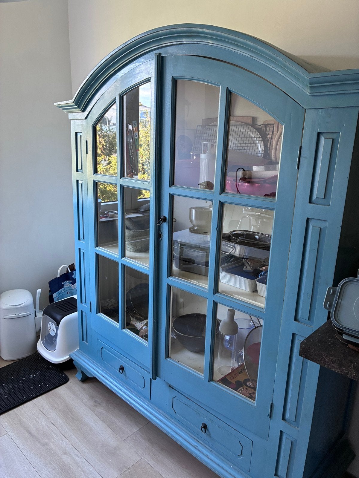 Blauwe buffetkast met glazen deuren en lades, Ophalen, Gebruikt, 100 tot 150 cm, Met lade(s)